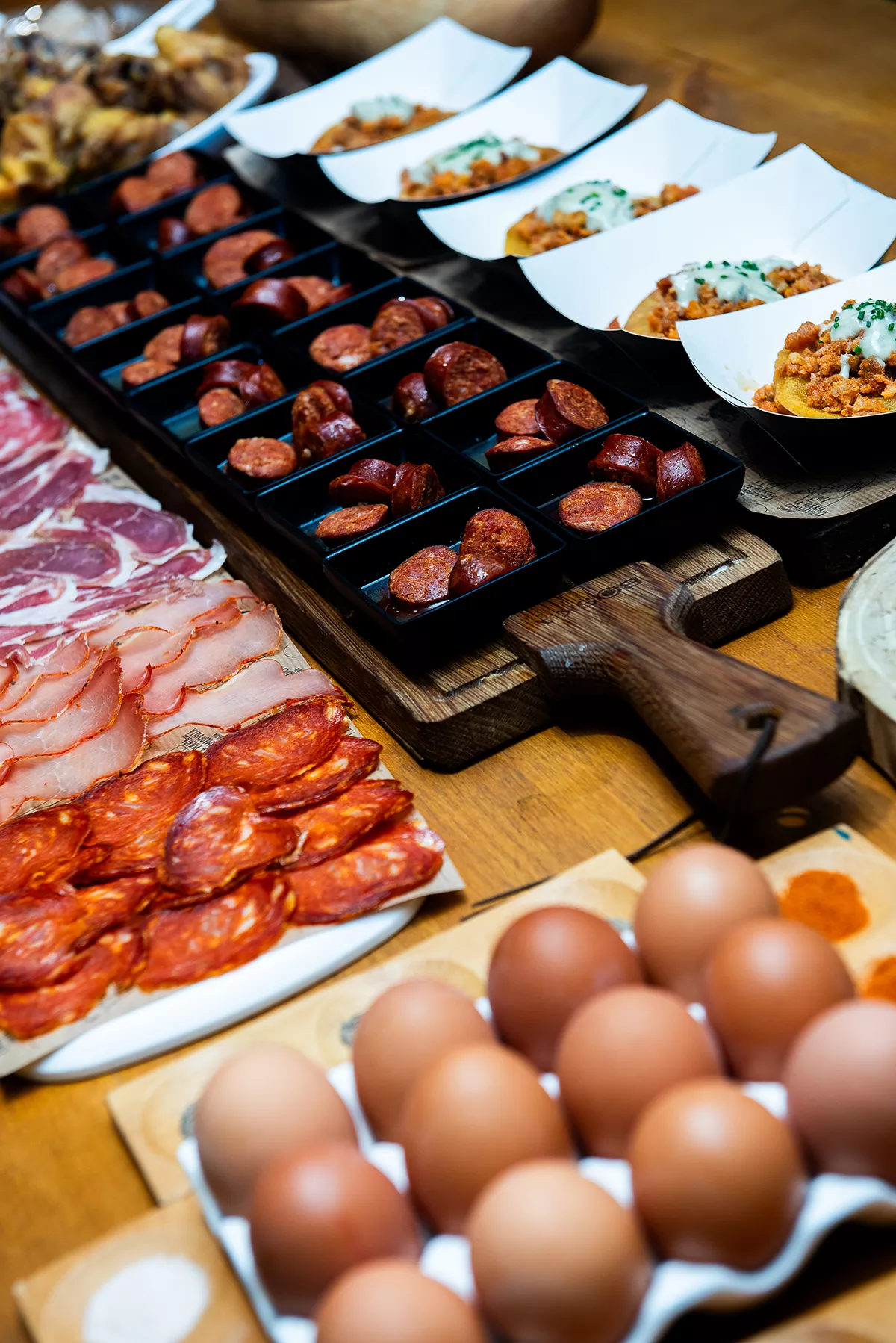 Bodegón con chorizo a la sidra, tortos de picadillo, huevos cocidos y embutidos