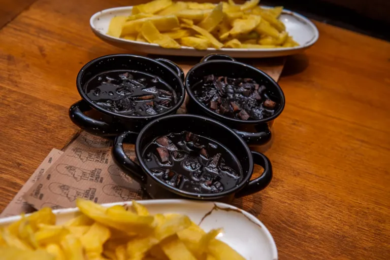 Cazuelitas de calamares en su tinta y patatas fritas