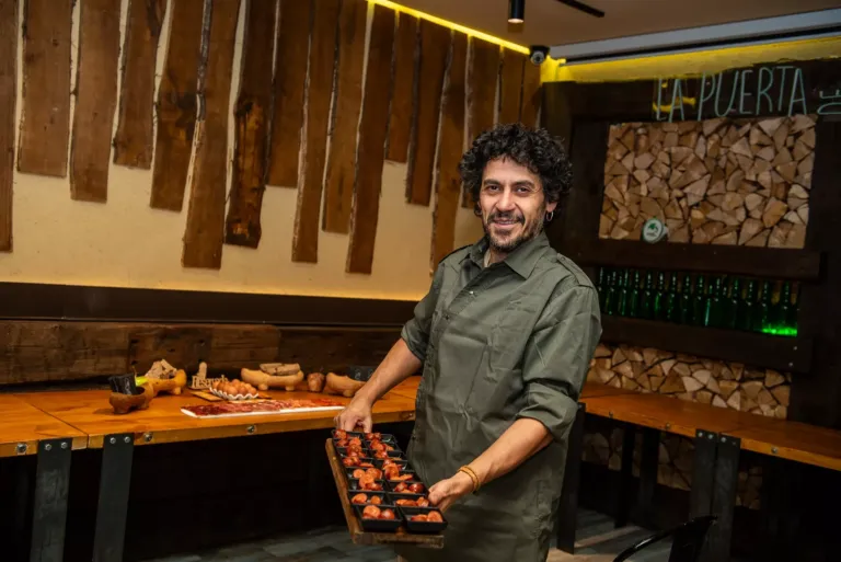 Camarero con chorizos a la sidra