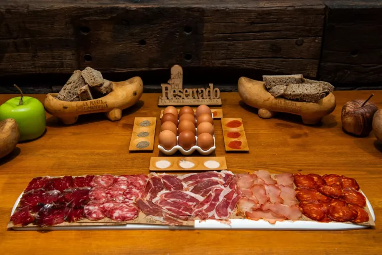 Bodegón con embutidos (cecina, salchichón, jamón, lomo y chorizo), huevos cocidos y pan