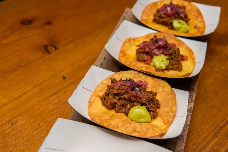 Tacos de pulled pork con guacamole