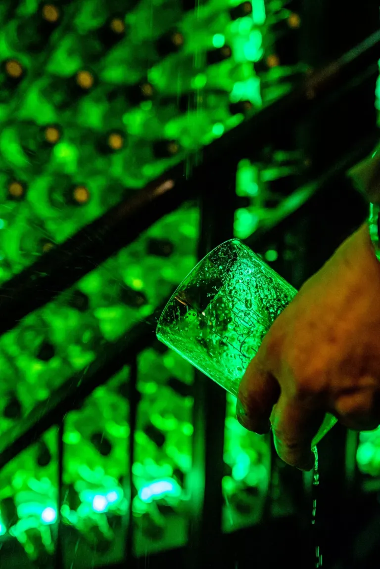 Vaso de sidra sujetado por una mano mientras se escancia en su interior